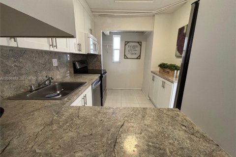 Condominio en venta en Tamarac, Florida, 2 dormitorios, 88.16 m2 № 2071288 - foto 2