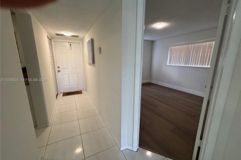 Condominio en venta en Tamarac, Florida, 2 dormitorios, 88.16 m2 № 2071288 - foto 15