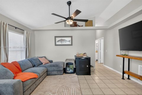 House in Vero Beach, Florida 3 bedrooms, 107.67 sq.m. № 2045539 - photo 2