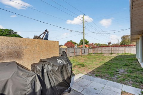 House in Vero Beach, Florida 3 bedrooms, 107.67 sq.m. № 2045539 - photo 29