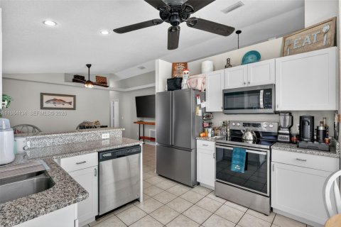 House in Vero Beach, Florida 3 bedrooms, 107.67 sq.m. № 2045539 - photo 8