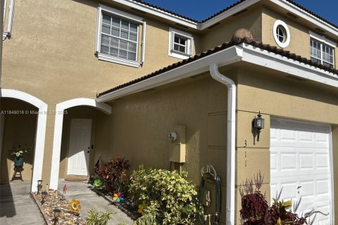Townhouse in Pembroke Pines, Florida 2 bedrooms, 108.6 sq.m. № 1850799 - photo 1