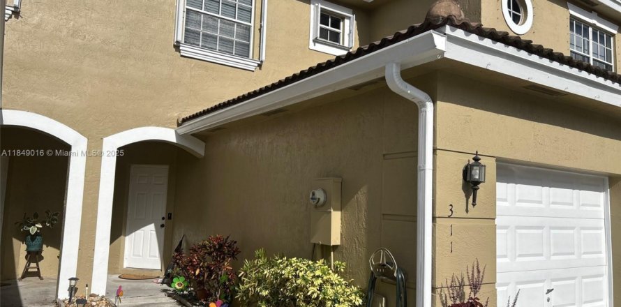 Townhouse in Pembroke Pines, Florida 2 bedrooms, 108.6 sq.m. № 1850799