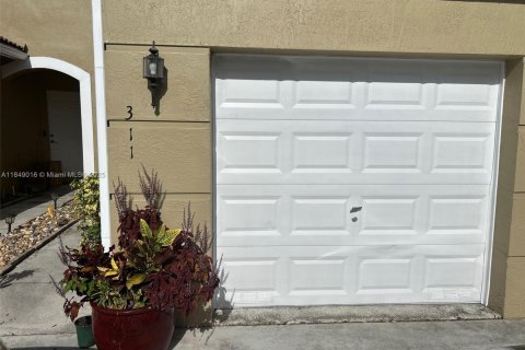 Townhouse in Pembroke Pines, Florida 2 bedrooms, 108.6 sq.m. № 1850799 - photo 2
