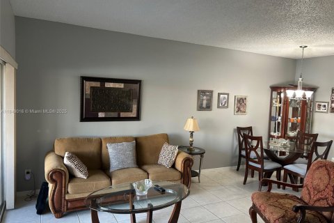 Townhouse in Pembroke Pines, Florida 2 bedrooms, 108.6 sq.m. № 1850799 - photo 13