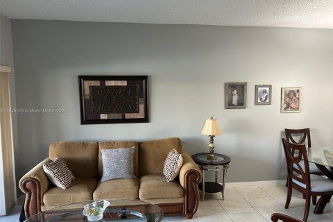 Townhouse in Pembroke Pines, Florida 2 bedrooms, 108.6 sq.m. № 1850799 - photo 14