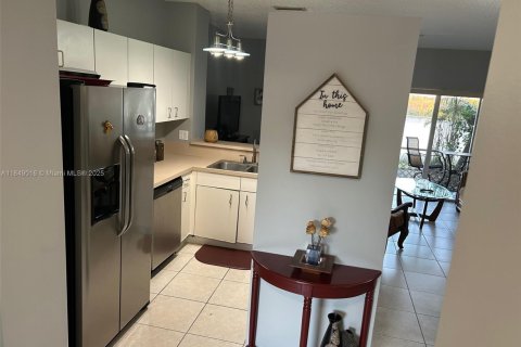 Townhouse in Pembroke Pines, Florida 2 bedrooms, 108.6 sq.m. № 1850799 - photo 16
