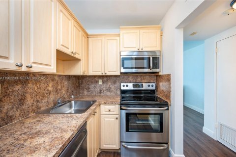 Condo in Miami Beach, Florida, 1 bedroom № 2080911 - photo 10