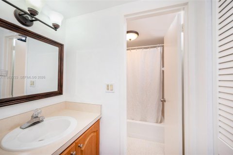 Condo in Miami Beach, Florida, 1 bedroom № 2080911 - photo 13