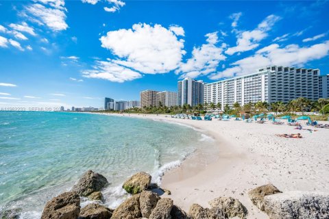 Condo in Miami Beach, Florida, 1 bedroom № 2080911 - photo 18