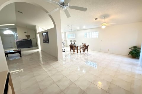 House in Boynton Beach, Florida 3 bedrooms, 203.18 sq.m. № 2147187 - photo 15