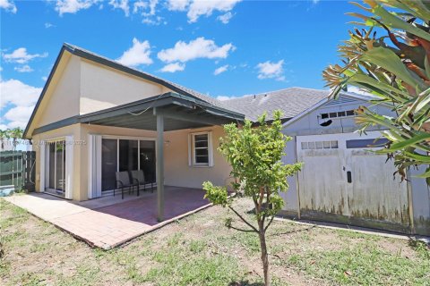 House in Homestead, Florida 3 bedrooms, 120.22 sq.m. № 1799672 - photo 2