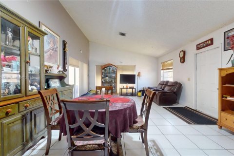 House in Homestead, Florida 3 bedrooms, 120.22 sq.m. № 1799672 - photo 8