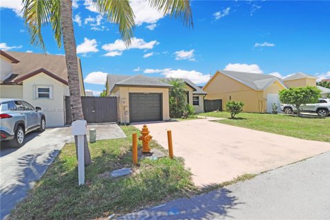 House in Homestead, Florida 3 bedrooms, 120.22 sq.m. № 1799672 - photo 21