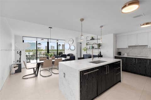 Condominio en venta en Bay Harbor Islands, Florida, 4 dormitorios, 195.56 m2 № 2326132 - foto 22
