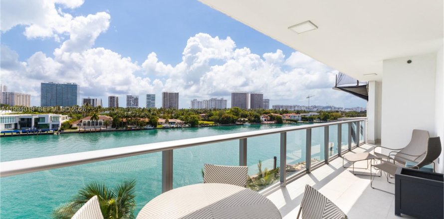 Condominio en Bay Harbor Islands, Florida, 4 dormitorios  № 2326132