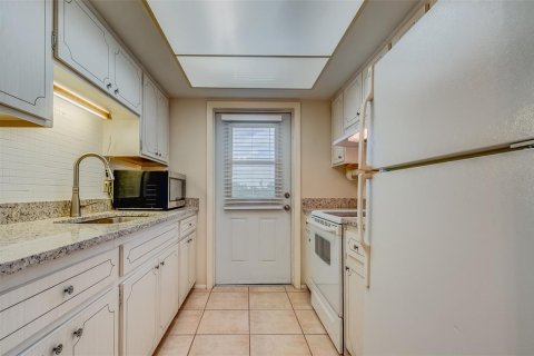 Condo in Clearwater, Florida, 2 bedrooms  № 1687252 - photo 12