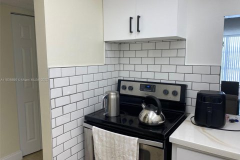 Condominio en alquiler en Hallandale Beach, Florida, 1 dormitorio, 85.01 m2 № 1828706 - foto 15