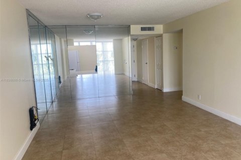 Condominio en alquiler en Hallandale Beach, Florida, 1 dormitorio, 85.01 m2 № 1828706 - foto 17