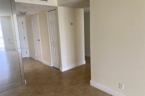 Condominio en alquiler en Hallandale Beach, Florida, 1 dormitorio, 85.01 m2 № 1828706 - foto 18