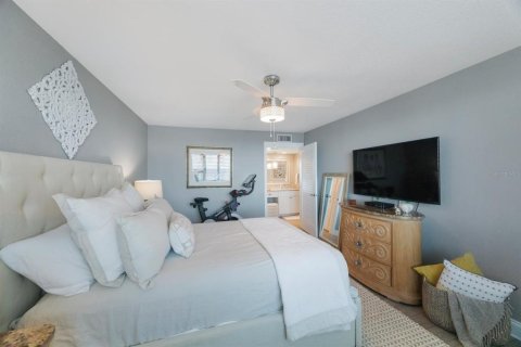 Condo in Saint Petersburg, Florida, 2 bedrooms  № 1422718 - photo 9