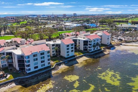 Condo in Saint Petersburg, Florida, 2 bedrooms  № 1422718 - photo 1