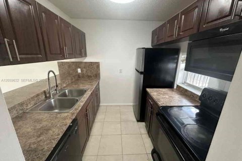 Copropriété à louer à Miramar, Floride: 2 chambres, 77.29 m2 № 2274139 - photo 2