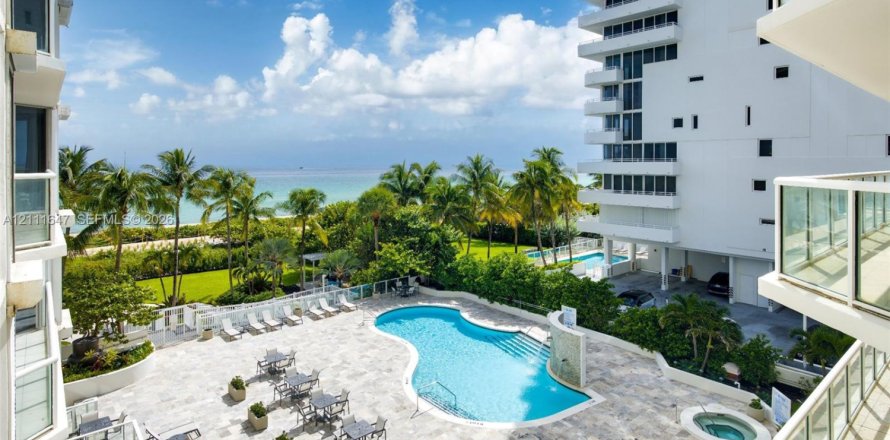 Condominio en Surfside, Florida, 2 dormitorios  № 2432568