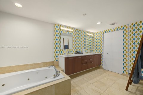 Condominio en venta en Surfside, Florida, 2 dormitorios, 148.64 m2 № 2432568 - foto 22