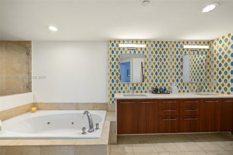 Condominio en venta en Surfside, Florida, 2 dormitorios, 148.64 m2 № 2432568 - foto 21