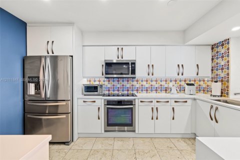 Condominio en venta en Surfside, Florida, 2 dormitorios, 148.64 m2 № 2432568 - foto 9
