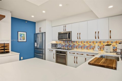 Condominio en venta en Surfside, Florida, 2 dormitorios, 148.64 m2 № 2432568 - foto 10