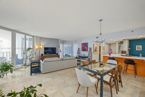Condominio en venta en Surfside, Florida, 2 dormitorios, 148.64 m2 № 2432568 - foto 14