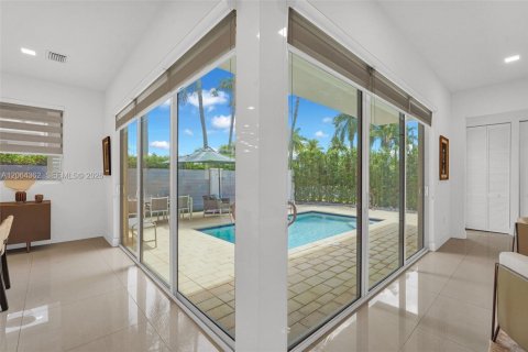 House in Doral, Florida 6 bedrooms, 382.66 sq.m. № 2281908 - photo 18