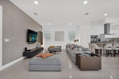 House in Doral, Florida 6 bedrooms, 382.66 sq.m. № 2281908 - photo 11
