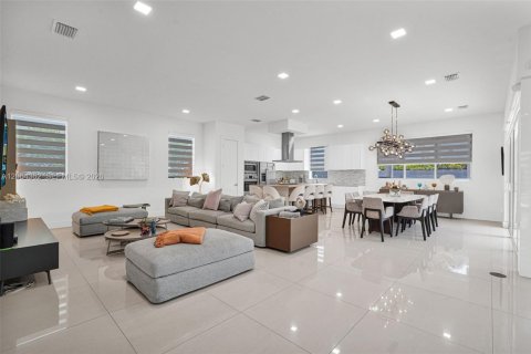 House in Doral, Florida 6 bedrooms, 382.66 sq.m. № 2281908 - photo 8