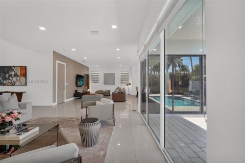 House in Doral, Florida 6 bedrooms, 382.66 sq.m. № 2281908 - photo 22