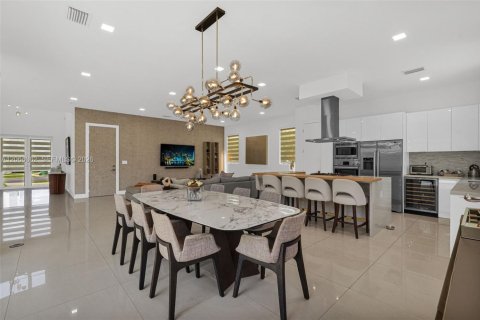 House in Doral, Florida 6 bedrooms, 382.66 sq.m. № 2281908 - photo 16
