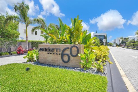 House in Doral, Florida 6 bedrooms, 382.66 sq.m. № 2281908