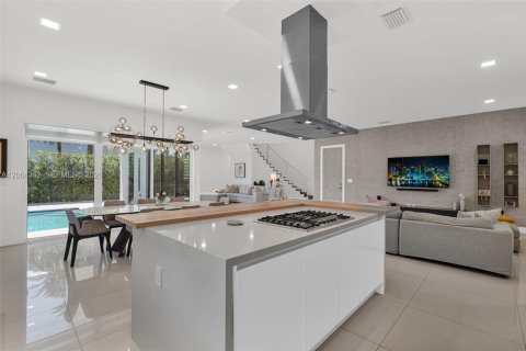 House in Doral, Florida 6 bedrooms, 382.66 sq.m. № 2281908 - photo 13