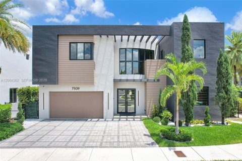 House in Doral, Florida 6 bedrooms, 382.66 sq.m. № 2281908 - photo 3