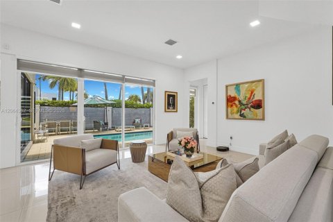 House in Doral, Florida 6 bedrooms, 382.66 sq.m. № 2281908 - photo 7