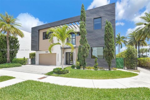 House in Doral, Florida 6 bedrooms, 382.66 sq.m. № 2281908 - photo 4