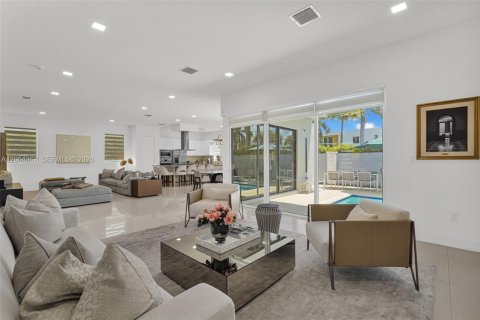 House in Doral, Florida 6 bedrooms, 382.66 sq.m. № 2281908 - photo 21