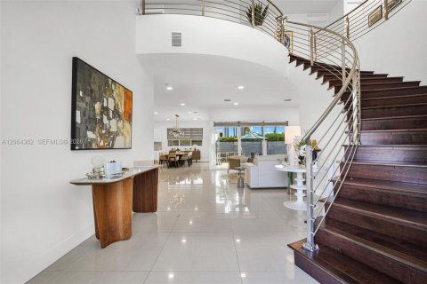 House in Doral, Florida 6 bedrooms, 382.66 sq.m. № 2281908 - photo 5