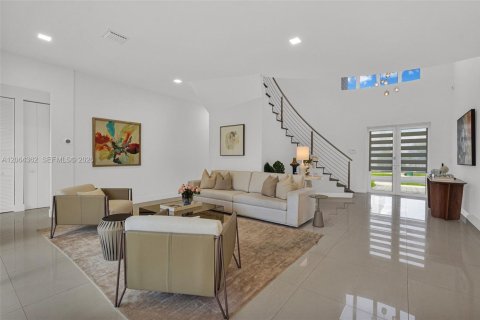 House in Doral, Florida 6 bedrooms, 382.66 sq.m. № 2281908 - photo 19