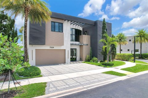 House in Doral, Florida 6 bedrooms, 382.66 sq.m. № 2281908 - photo 2