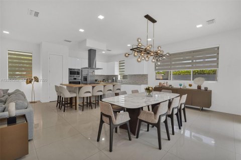 House in Doral, Florida 6 bedrooms, 382.66 sq.m. № 2281908 - photo 12