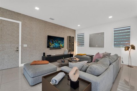 House in Doral, Florida 6 bedrooms, 382.66 sq.m. № 2281908 - photo 10