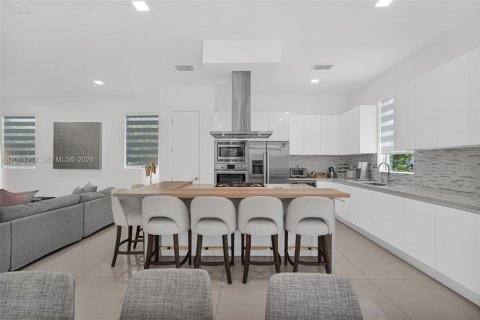 House in Doral, Florida 6 bedrooms, 382.66 sq.m. № 2281908 - photo 15